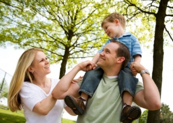 Novac nas ne čini srećnim, već brak i deca