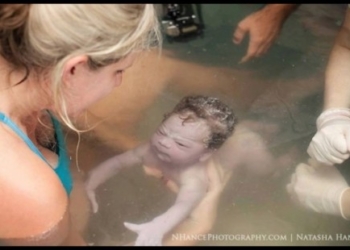 Odmah po rođenju beba je pružila ruke prema majci