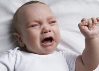 Zašto beba plače u sred noći?