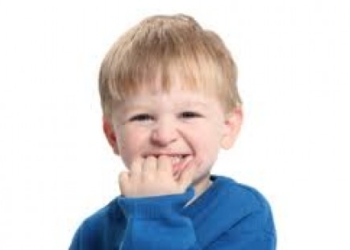 Zašto deca grizu nokte?