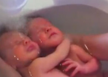 Kupanje blizanaca – video