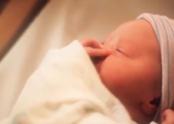 Čarolija: Tata je zabeležio prvi dan života svoje ćerke