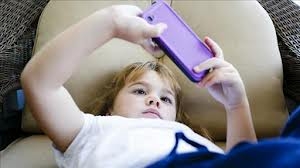 Zašto mobilni uređaji treba da budu zabranjeni deci ispod 12 godina