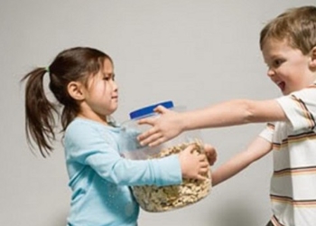 Kako da deli igračke sa drugom decom