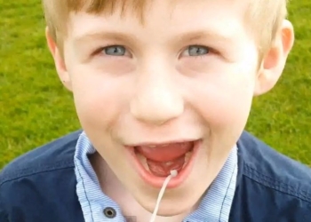 Tata genijalac: Klincu izvadio zub mini-helikopterom!