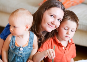 Loše navike koje treba da  izbegavate pred detetom