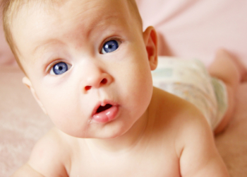 Zašto se menja boja bebinih očiju?