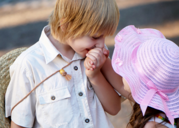 „Sine, ovako se ponašaj prema devojčicama“
