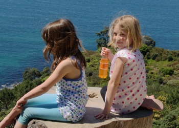 13 načina kako da odgajite decu koja se vole i brinu jedni za druge