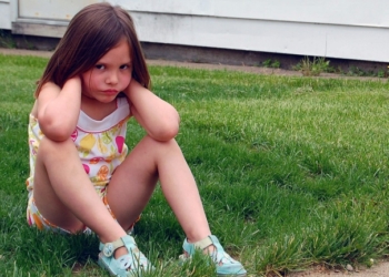 Zašto se deca bacaju na pod?