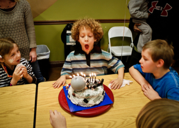 Zašto duvamo u svećice na torti?