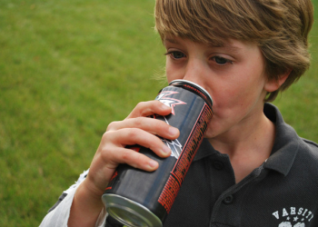 Samo jedna čaša energetskog pića može da otruje dete!