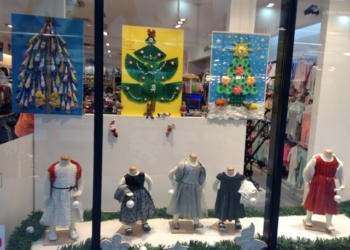 Izložba dečijih radova  „Naša jelka“ u izlozima MENDA dečijih radnji