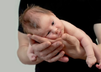Stisnute pesnice kod beba – refleks hvatanja šake