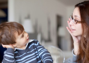 Kako naučiti dete da vas ne prekida u razgovoru?