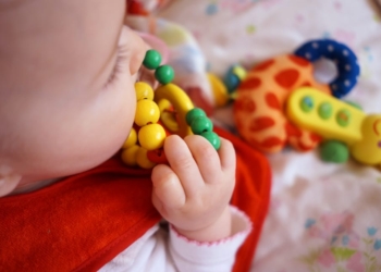 Zvečka – bebina prva igračka