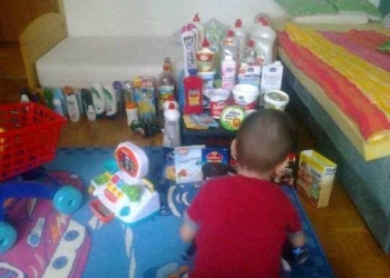 Upoznajte dečaka koji se igra samo sa igračkama koje mu je mama napravila