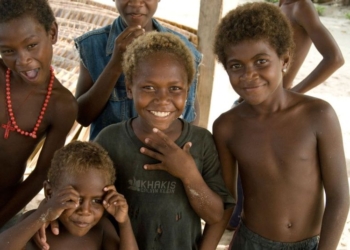 Upoznajte jedine ljude plave kose i crne boje kože na svetu