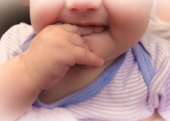 Zašto beba sisa prst i kako je odvići?