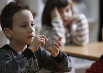 Ceo razred naučio znakovni jezik zbog gluvonemog druga