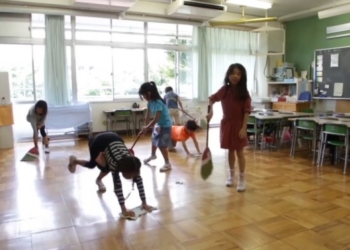 U Japanu učenici sami čiste školu (video)