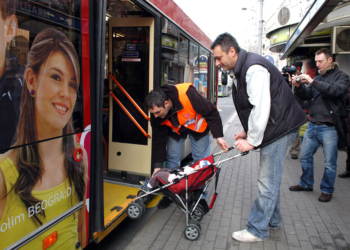 Dete u naručje, pa u vozilo GSP