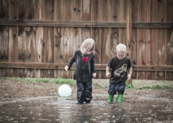 Roditelji pustili decu da se igraju na kiši, komšinica zvala socijalnog radnika