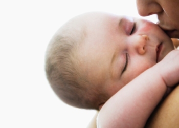 Zašto bebe obično nosimo na levoj strani?