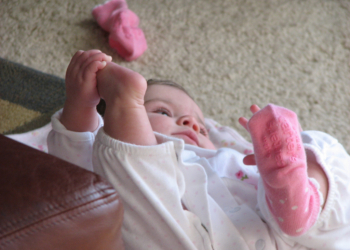 Zašto treba proveriti bebine čarapice, ako plače bez vidljivog razloga