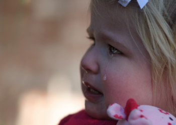 Suze su OK: Fraze koje bi trebalo da govorite detetu umesto reči ‘ne plači’