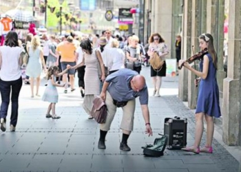 „Ja ne prosim, ja sam na koncertu“ Mlada violinistkinja ima prelep razlog zašto po ceo dan svira u Knezu