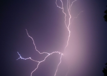 Da li isključujete kompjutere i televizore tokom grmljavine?