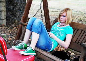 Roditelji u Srbiji dižu kredite da deci ugrade silikone! 