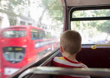 Stav koji je podelio javnost: Deci ne treba ustajati u prevozu