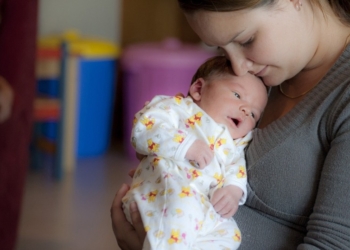 Zašto bebe prestanu da plaču čim roditelji ustanu