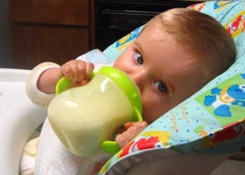 Prepoznajte alergiju na proteine kravljeg mleka kod beba