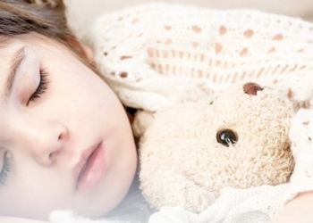 Evo zašto nikako ne biste smeli da pustite decu da spavaju sa upaljenim svetlom