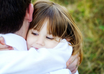Benefiti zagrljaja: 5 razloga da što češće grlite svoju decu