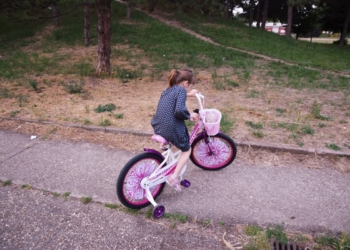 Priča o parku, devojčici i njenom biciklu