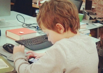 Istraživanje: Svako drugo dete dnevno na internetu više od četiri sata