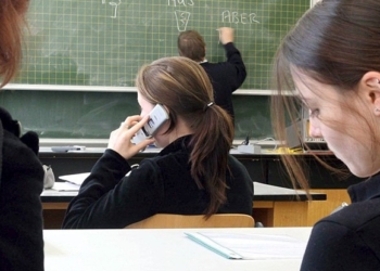 Francuski osnovci u školske klupe vraćaju se bez mobilnih telefona