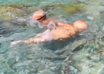Neobična slika u Crnoj Gori: Bebe same plivaju i rone (video)
