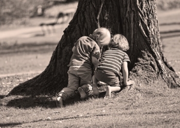 U kom momentu je postalo normalno da grupa dece sedi i zuri u tablet umesto da se igraju žmurke?