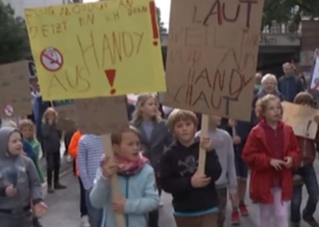 Revolucija koju su pokrenula deca: „Igraj se sa mnom, a ne sa svojim mobilnim“