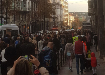 „Bebe se rađaju, a sićom nas gađaju“: Protest „Mame su zakon“
