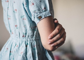 Razvoj devojčica: Do koje godine rastu i kako se menjaju grudi?