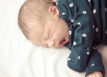 Zašto novorođene bebe plaču bez suza