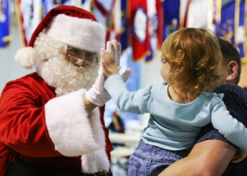 Psiholozi savetuju: Kada, i kako, bi trebalo da otkrijete svom detetu pravu istinu o Deda Mrazu