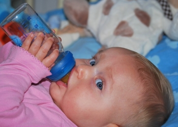 Kako i koliko često treba sterilisati i prati flašice i cucle za bebe
