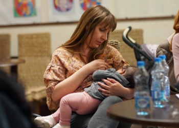 Neophodna veća podrška za mame da bi dojile u javnosti